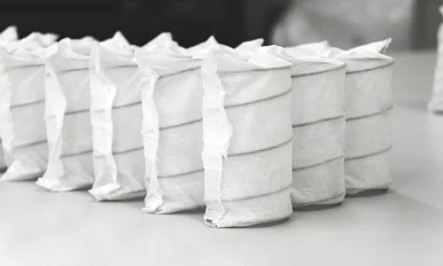 Какой матрас лучше: пружинный или беспружинный?